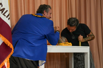 Hovig Antabian arm wrestles Marco Cerretelli